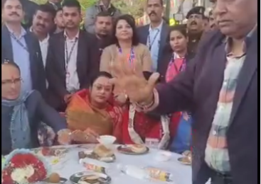 CM से सम्मान पाकर गदगद हुए NRI:साधना सिंह ने अपने हाथों से NRI को खिलाए छप्पन दुकान के व्यंजन